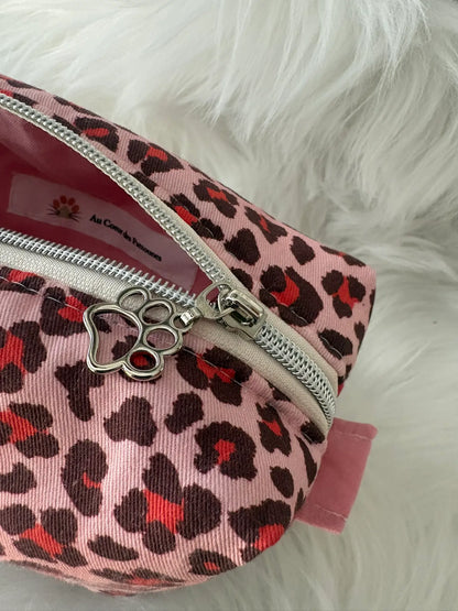 Trousse à maquillage artisanale aux motifs léopards roses et rouges, avec fermeture éclaire et deux curseurs pattes de chat argentés,vue intérieure