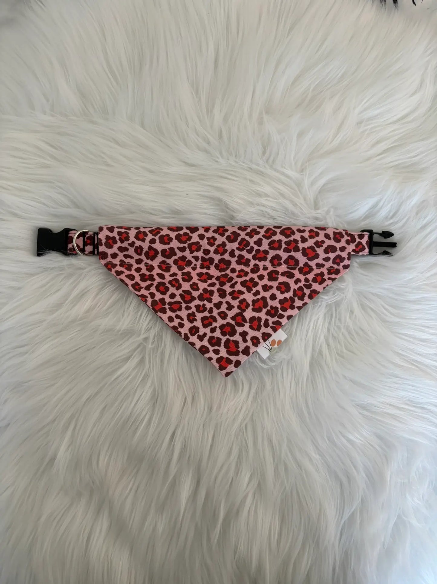 Visualisation d'un ensemble d'un collier pour chien et de son bandana à insérer par le collier assorti aux motifs léopard rouge, fait main