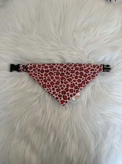 Visualisation d'un ensemble d'un collier pour chien et de son bandana à insérer par le collier assorti aux motifs léopard rouge, fait main